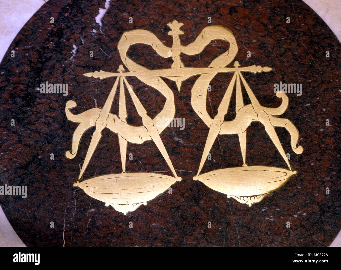 Astrologie - cercle zodiacal, l'ensemble des images en laiton à l'intérieur d'un en surround, dans le plancher de la Library of Congress Hall. Washington DC. 19e siècle. Libra Banque D'Images