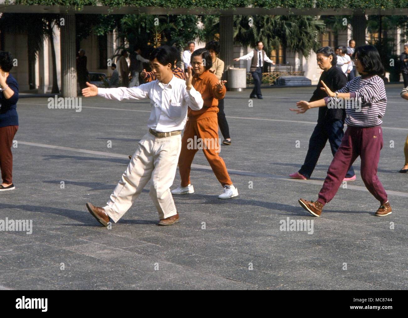 TAI CHI - le Taoïsme est un système de dualisme moral exprimé dans le Yin Yang - la plus importante expression physique de ce qui est trouvé dans la discipline moderne de Chi de Tai, largement pratiquée à l'extérieur par les Chinois Banque D'Images