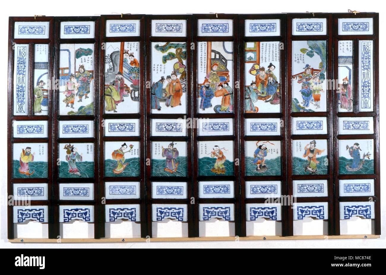 Le taoïsme chinois du 19e siècle, l'écran avec l'encart 600x600. Le registre inférieur représente les huit immortels de la mythologie taoïste, possédant tous les pouvoirs alchimiques. Le registre supérieur records scènes mythiques Banque D'Images
