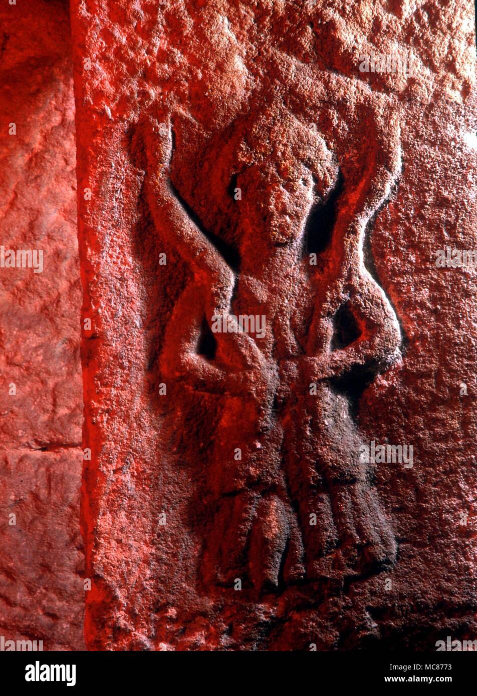 Bas-relief de l'époque romaine, de la Déesse de la guérison avec une paire de serpents. bas-relief anciennement situé dans le mur de l'église paroissiale à Ilkley (le Roman Olicana) dans le West Yorkshire, mais maintenant sous le clocher intérieur Banque D'Images