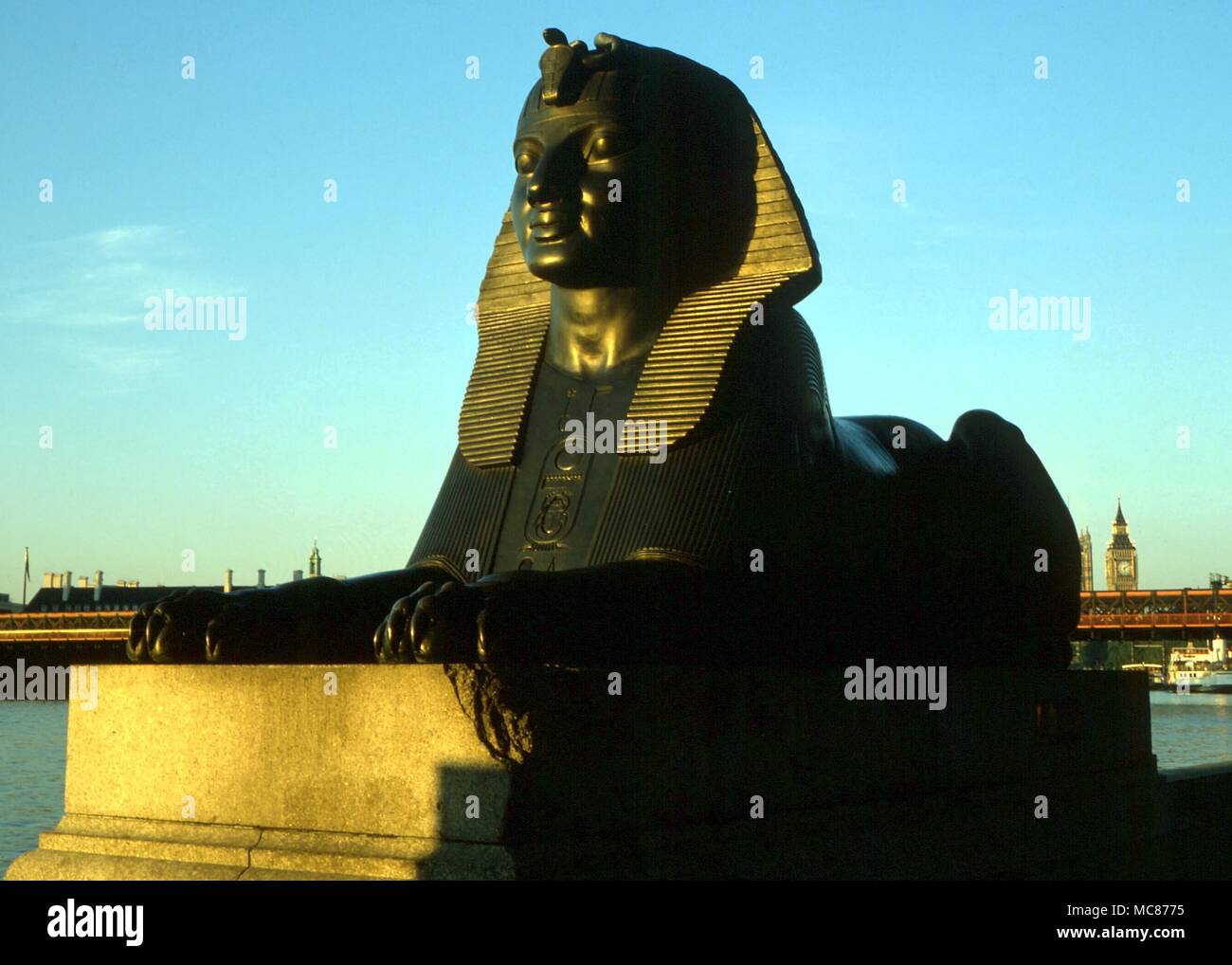 L'un des deux sphinx sur Cleopatra's Needle (l'Embankment, London) au lever du soleil Banque D'Images