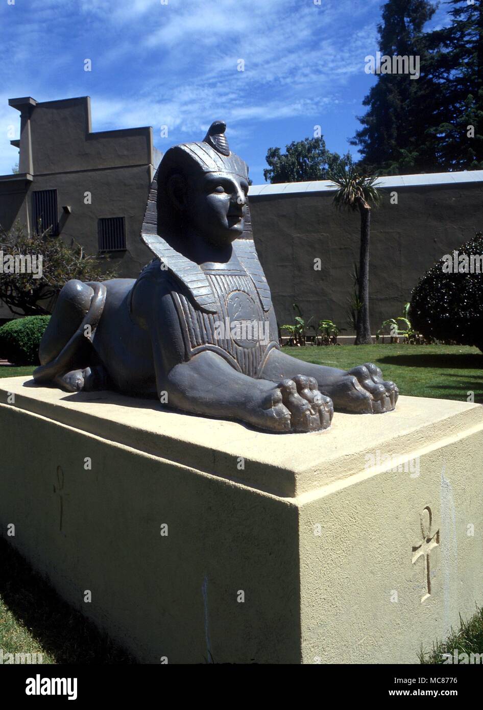 Reproduction d'un Sphinx égyptien, avec un symbole Ankh cut sur son socle. Dans le Rosicrucian Park, San Jose, Californie Banque D'Images