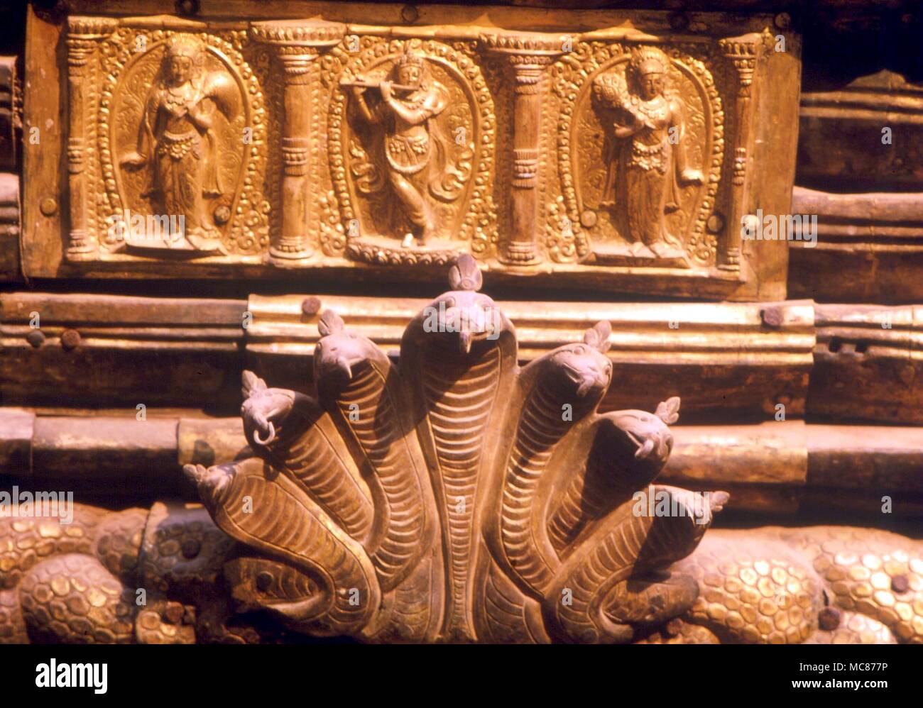 Serpents (Nagas) Sept Nagas, ou des cobras. Partie d'une porte métallique à Patan, Népal Banque D'Images