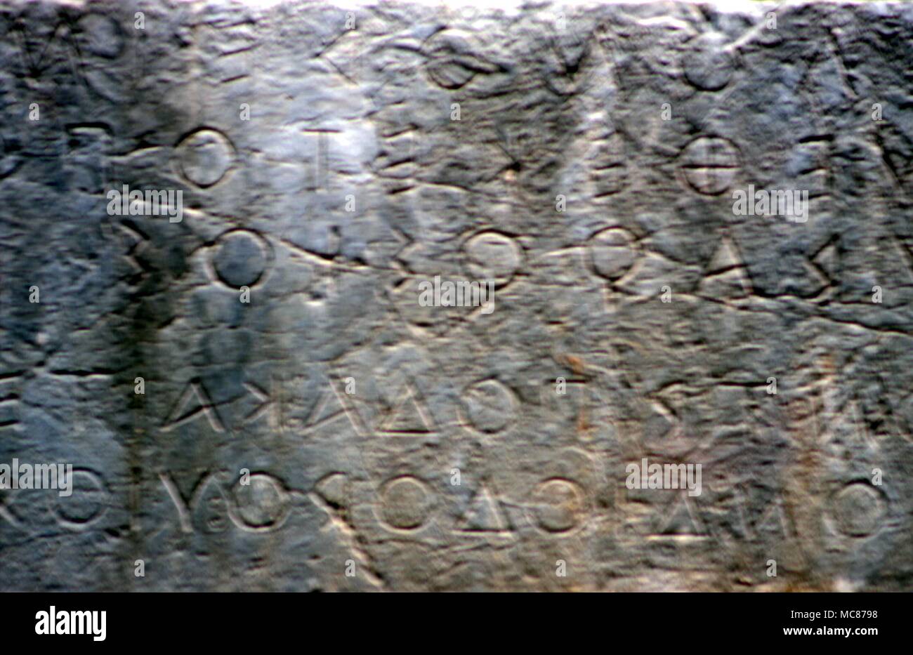 Au début de l'alphabet alphabet grec sur le mur de soutènement du Temple d'Apollon, à Delphes. Banque D'Images
