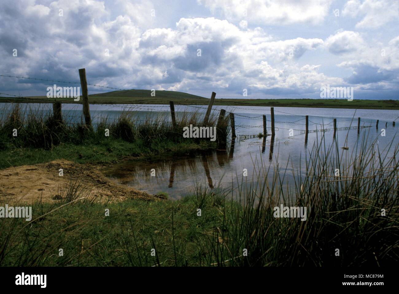 Royal - DOZMARY POOL La piscine hantée de Dozmary, sur Bodmin Moor. C'est dans ces eaux que le roi Arthur est censé avoir jeté son épée, peu avant sa mort. La piscine est hanté par l'âme de John Tregeagle. Banque D'Images