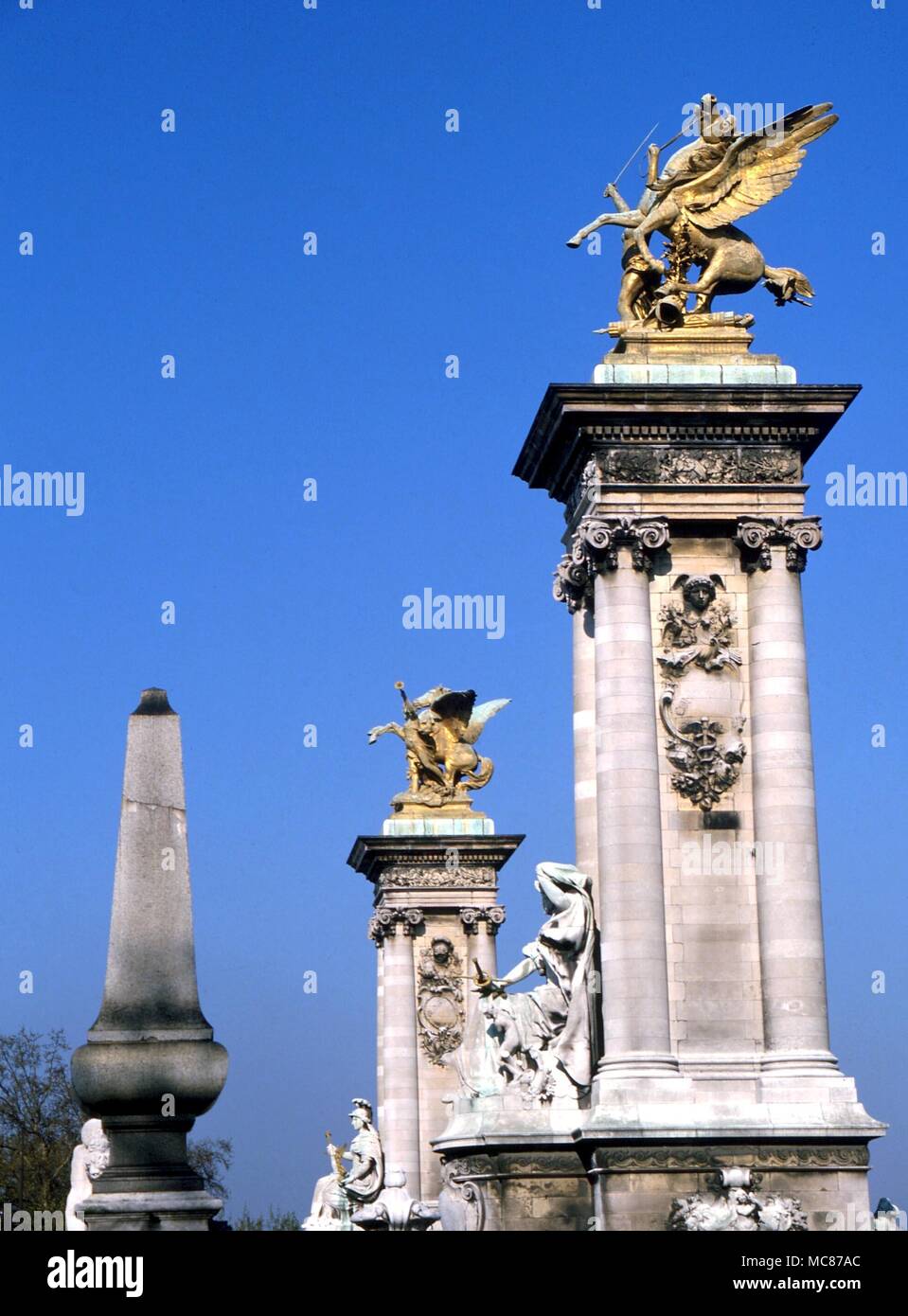 Pegasus au sommet d'une colonne, comme partie de la statuaire sur un pont Parisien Banque D'Images Pegasus au sommet d'une colonne, comme partie de la statuaire sur un pont Parisien Banque D'Images