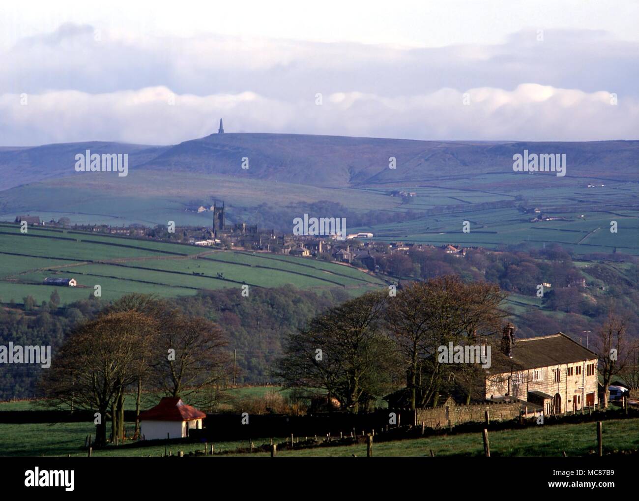 Ley Lines Exemple de ley visible - un lointain obélisque de Studley Pike Mankinholes ci-dessus, les lignes exactement avec le clocher de l'église de Heptonstall, comme vu de la route qui traverse le Pecket bien. Banque D'Images