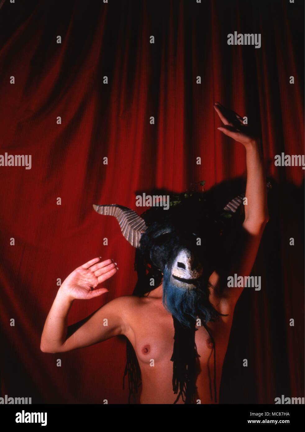 Promulgation de la rituelle Sabbatic Goat posture (proposé par Eliphas Levi) dans un rituel wicca. La sorcellerie - invocation des esprits comme partie du rituel de l'Sabbatic Goat proposé par le mage Eliphas Levi. Banque D'Images