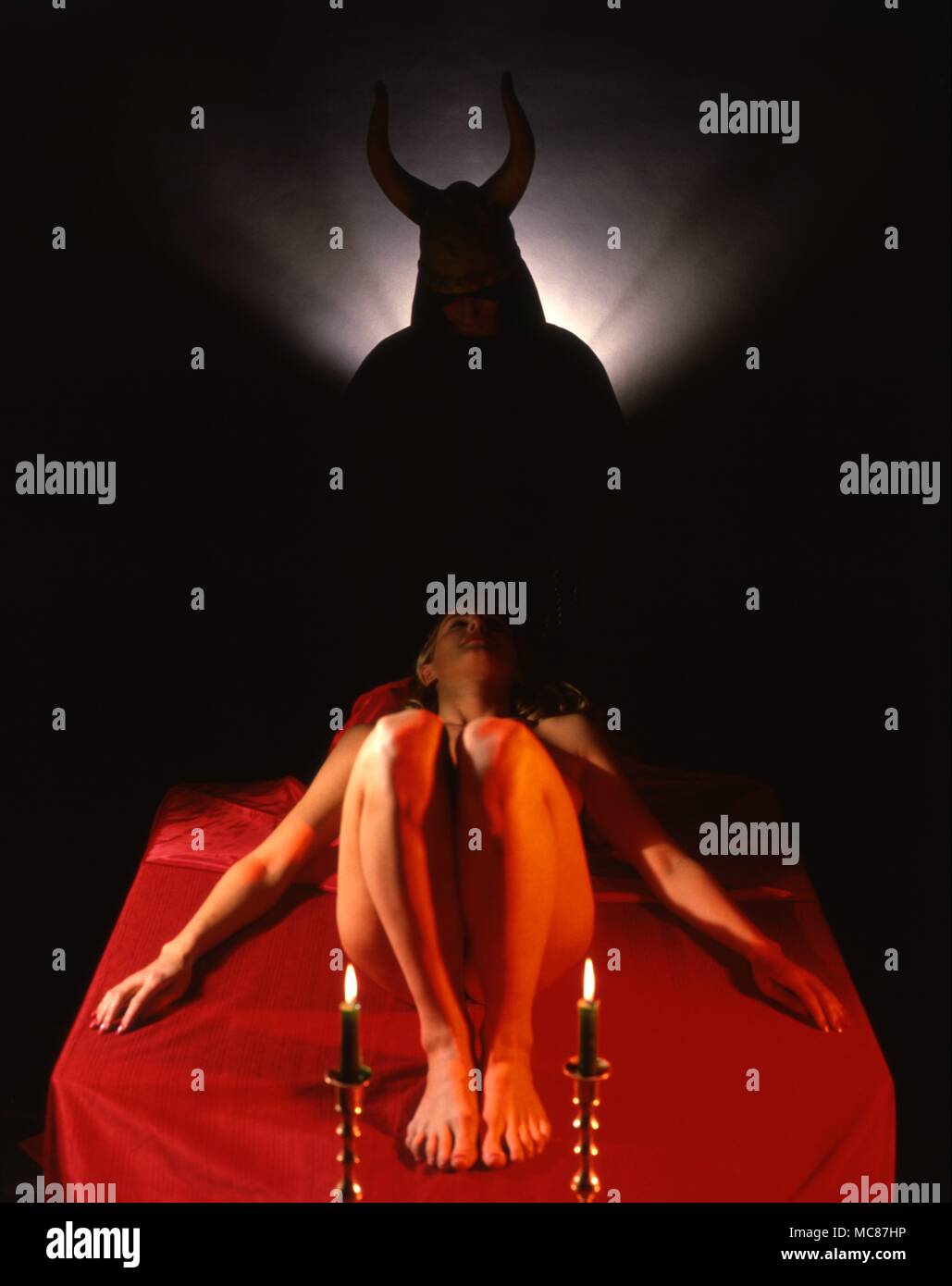 Vue avant de l'adoption d'un rituel de sorcellerie - La Vierge étant symboliquement offert sur l'autel pour le Diable. Banque D'Images