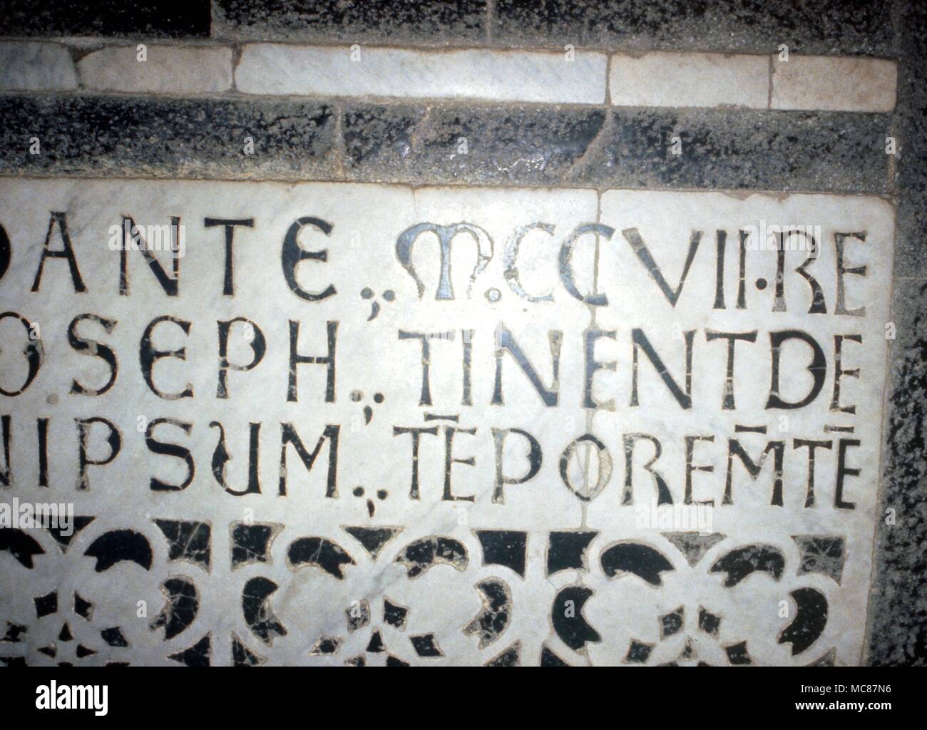 Site astrologique San Miniato Florence Colophon d'inscription latine situé dans en par le zodiaque de San Miniato al Monte Florence montrant le romain datant de 1207 Banque D'Images