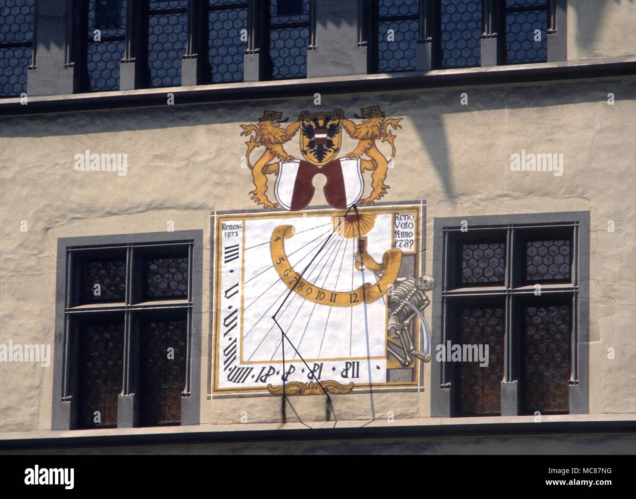 Cadrans solaires (médiévale restaurée) cadran solaire de Swiss Village Banque D'Images