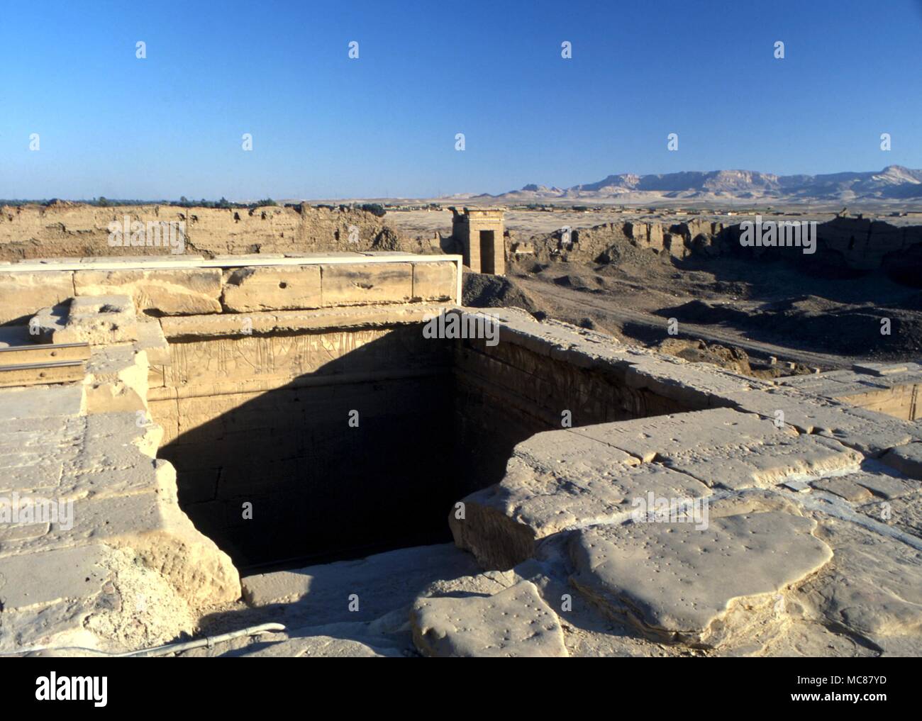 L'astrologie égyptienne. Bague romaine t52. Vue dans la rue en face de l'atrium du temple de toit qui contient ce qu'on appelle le Denerah zodiac dans le Temple d'Hathor Bague romaine t52 Banque D'Images