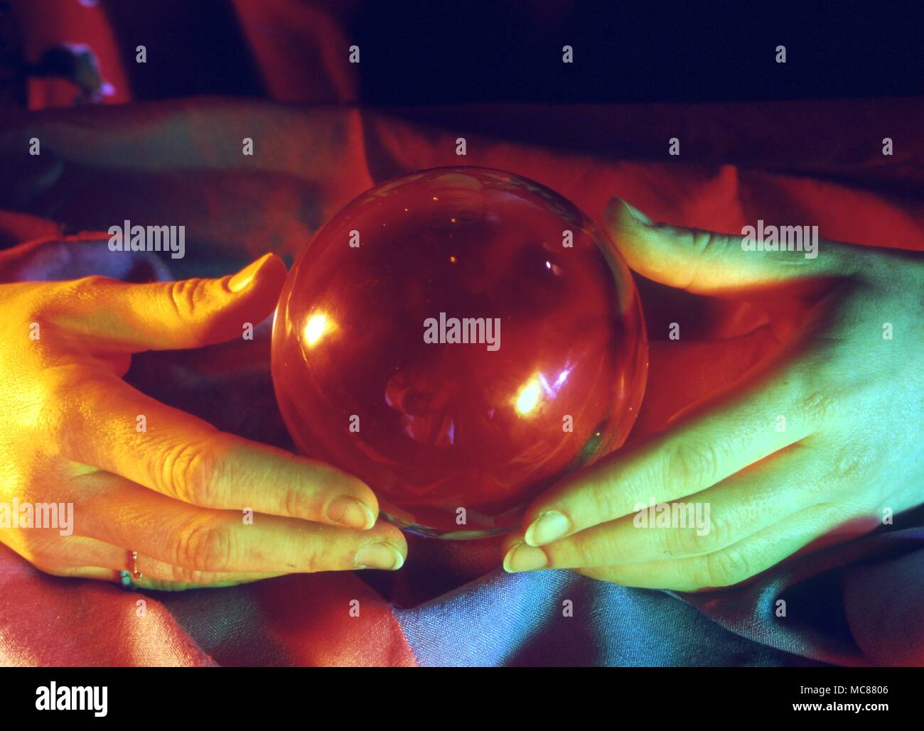 Crystal gazing Medim tenant un cristal dans le but de scrying Banque D'Images