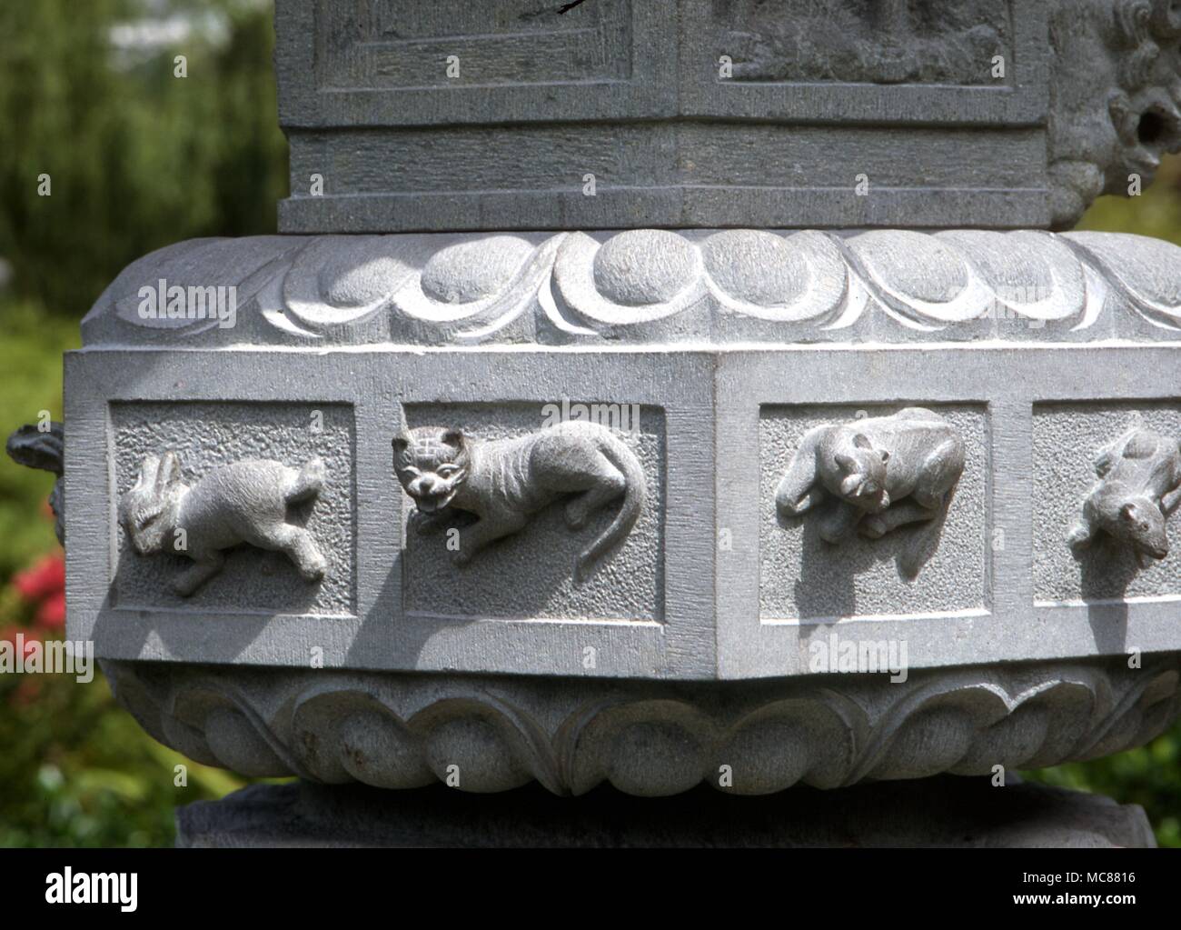 La stèle du zodiaque dans le jardin de l'amitié à Sydney Australie Le lièvre et le tigre sur la colonne du zodiaque Banque D'Images