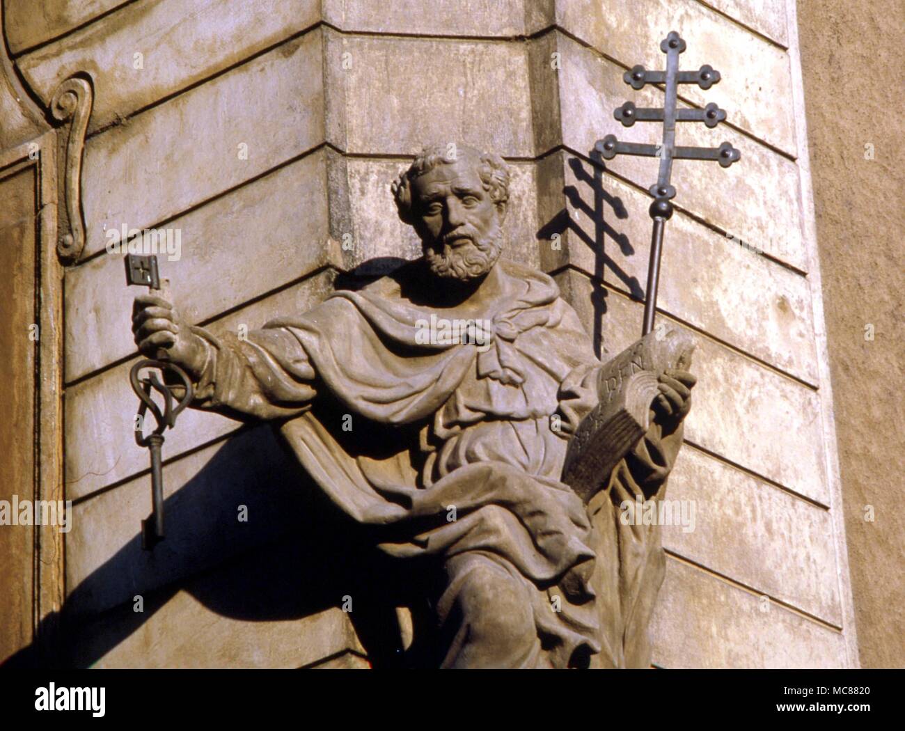 Les saints - ST PETER - statue avec triple croix et le sacré des clés. Sur l'angle d'une maison en dessous de l'extrémité ouest du pont Charles à Prague Banque D'Images