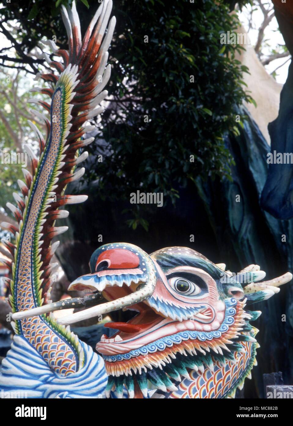 Dragon chinois - grand modèle dans les motifs de la Tiger Balm Park à Singapour Banque D'Images