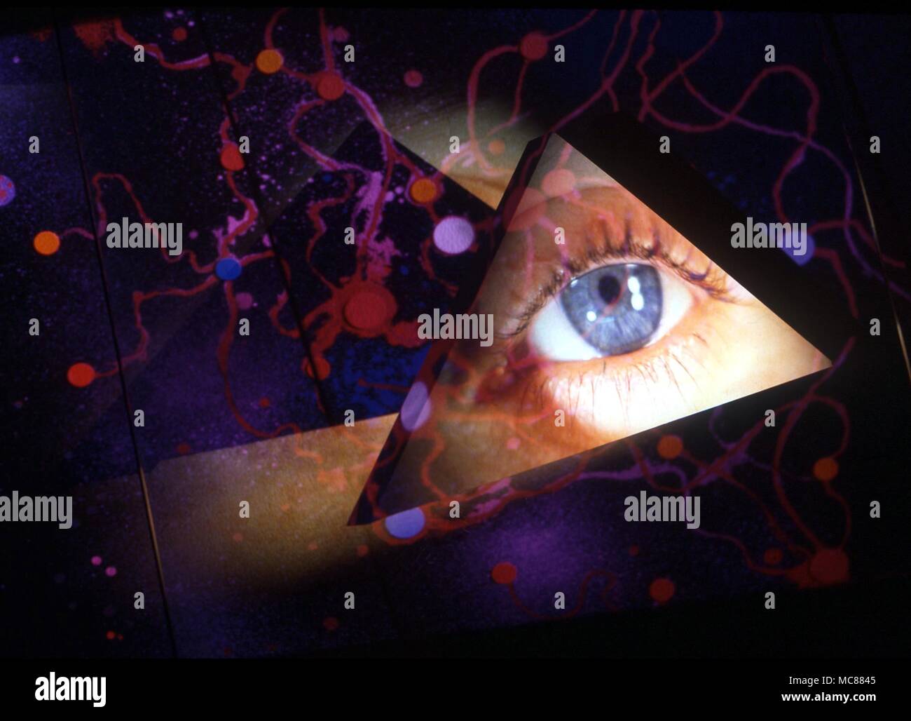 Fantaisie sur la nature du temps et des cycles - avec Stonehenge projetées sur le triangle de Pythagore sur un fond de couleurs. Banque D'Images