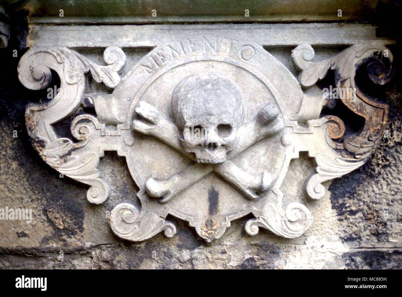 Cimetière à la tête de mort dans le cimetière écossais Banque D'Images