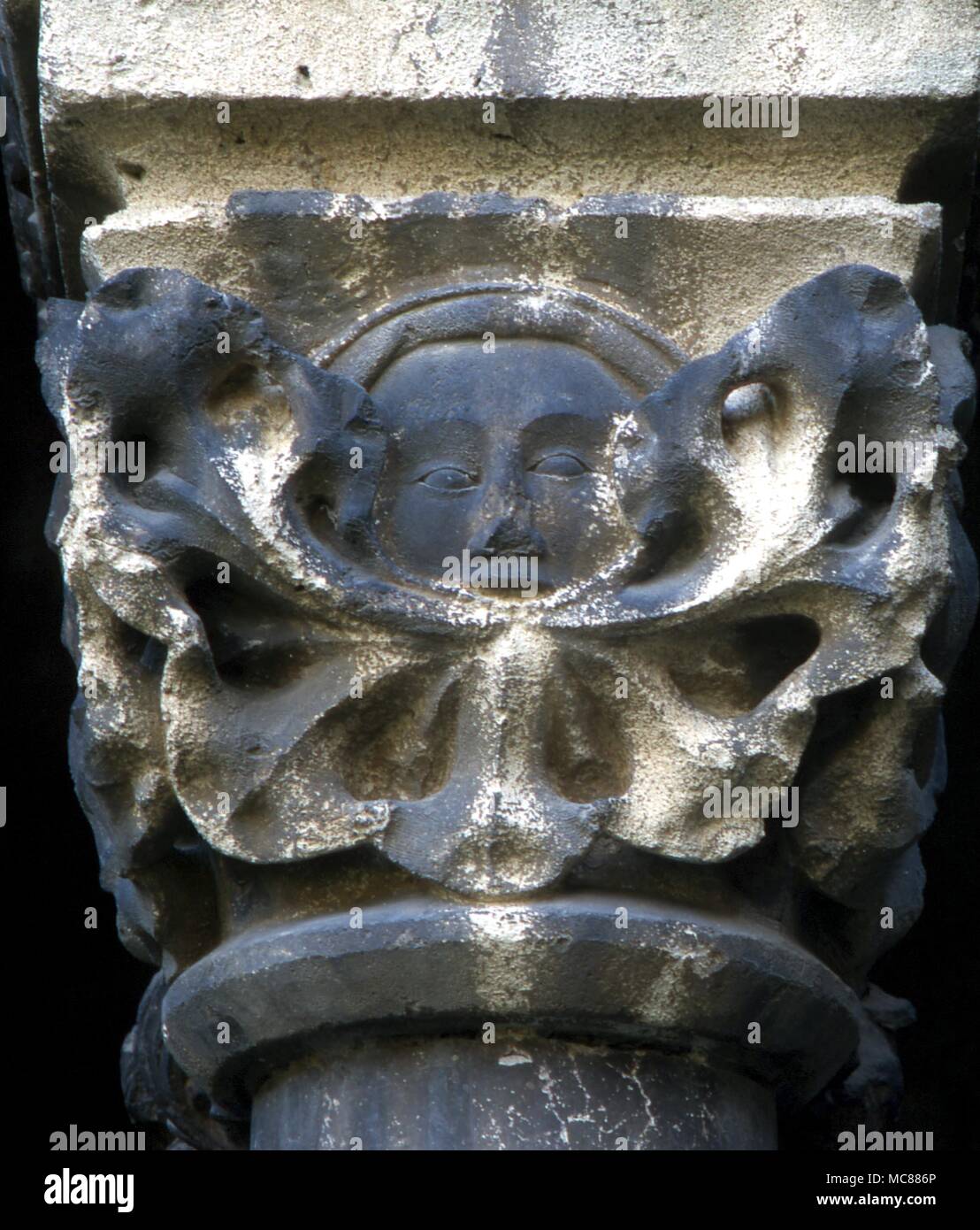 Green Man sur une capitale dans le cloître de l'église à Ripoll (nord-est de Barcelone). Il y a plusieurs de ces homme vert images sur le site Banque D'Images