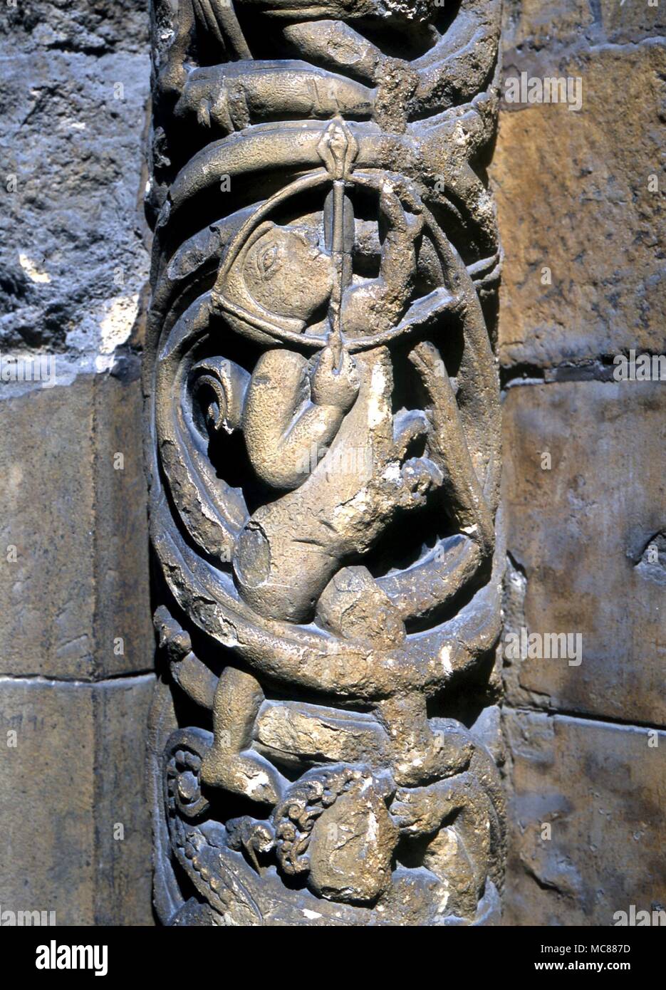 Détail d'un homme chrétien (peut-être symboliquement tuer le serpent Devil ci-dessus) sur la façade ouest de la cathédrale de Lincoln. Populairement on croit être Robin des Bois Banque D'Images