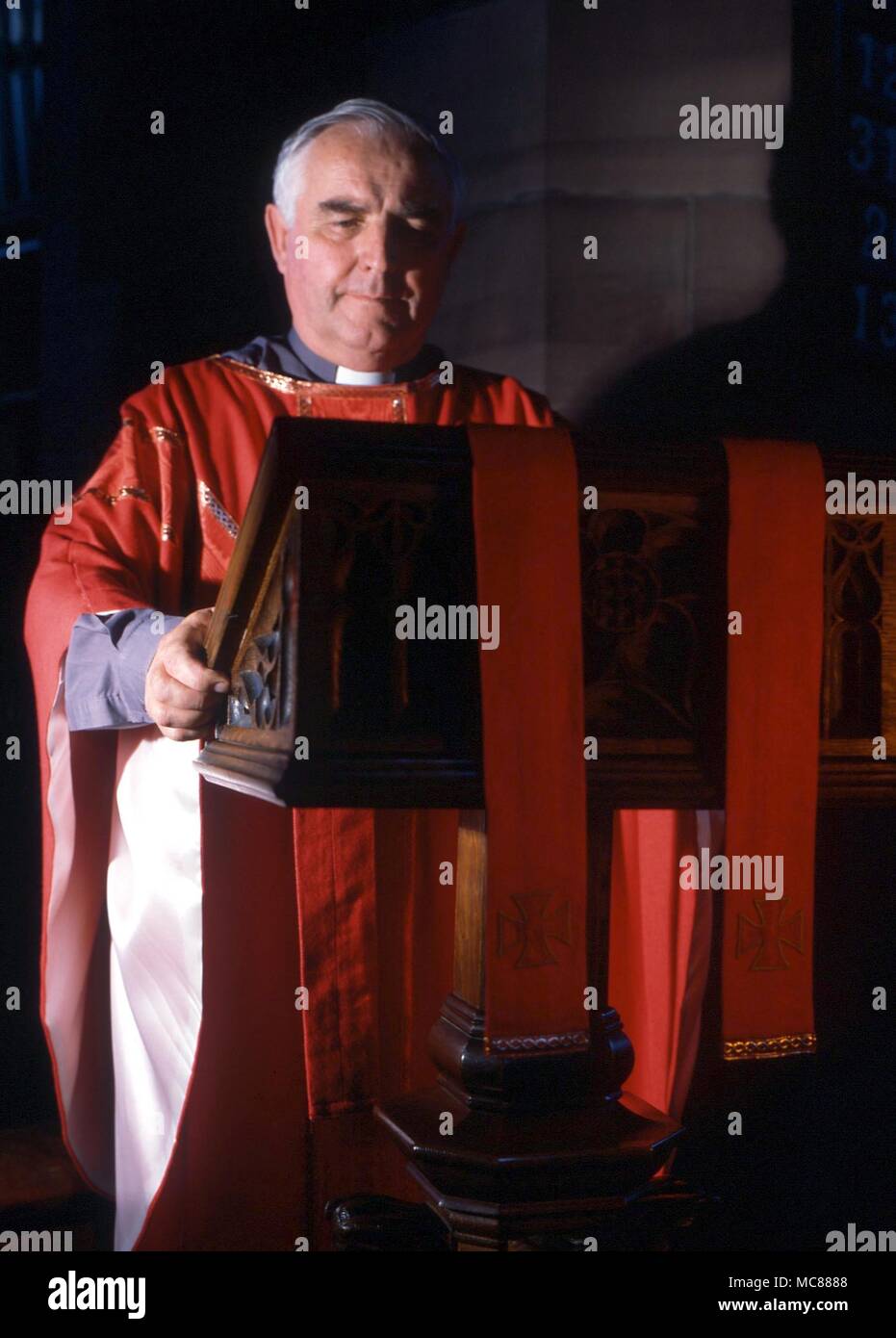 CHRISTIAN prêtre anglican, la lecture de la Sainte Bible à un pupitre Banque D'Images