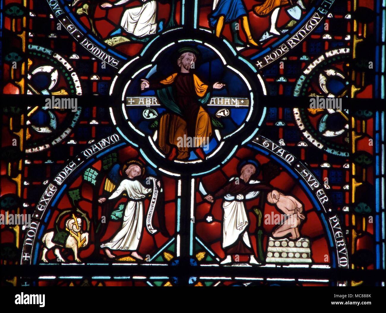 CHRISTIAN L'ange (à gauche) l'arrêt du sacrifice d'Isaac. Vitraux (xixe siècle) de la cathédrale de Lincoln Banque D'Images