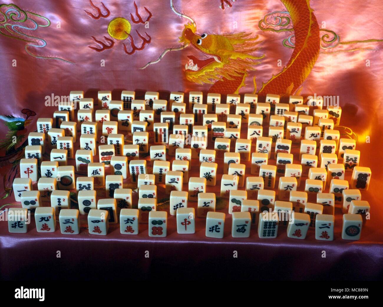 Les jeux de pièces d'ivoire utilisées dans le jeu chinois Mah Jong Banque D'Images