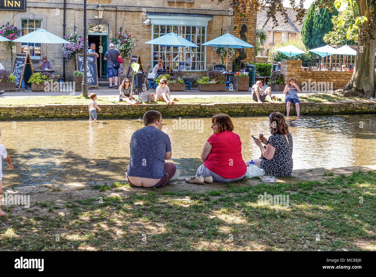 Le village de Bourton-on-the-Water est connu pour ses pittoresques High Street, flanquée par de longues larges greens et la rivière Windrush qui traverse le Banque D'Images