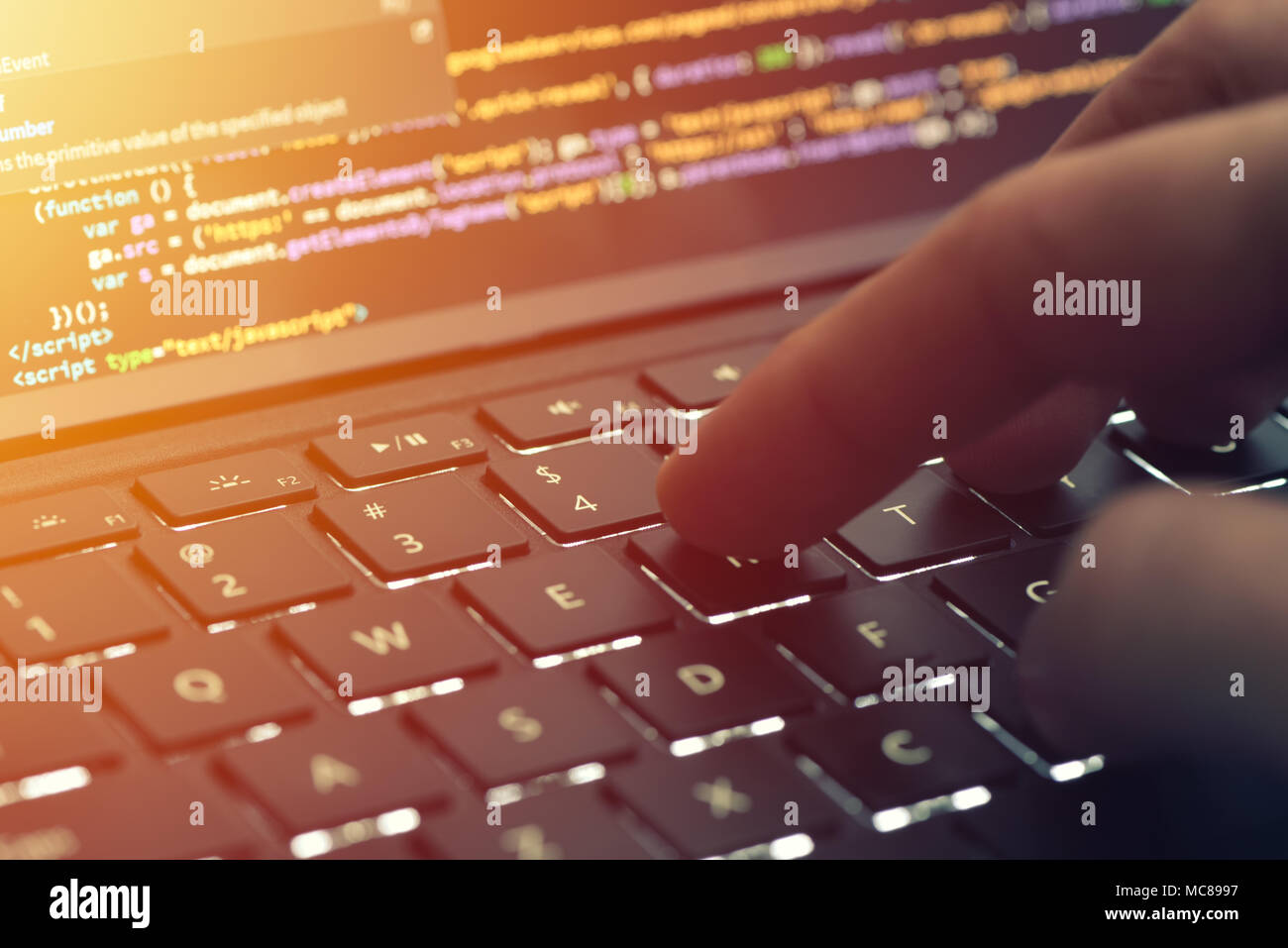 Codage programmeur Gros plan sur l'écran. Le codage html et de programmation les mains sur l'écran de l'ordinateur portable, développement web, développeur Banque D'Images