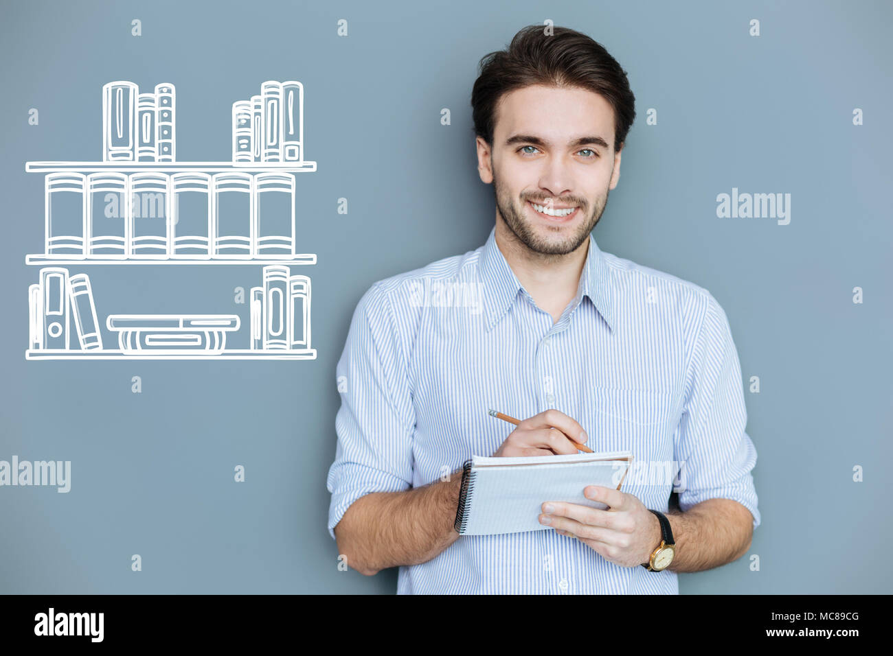 Bibliothécaire positive woman standing avec un ordinateur portable Banque D'Images