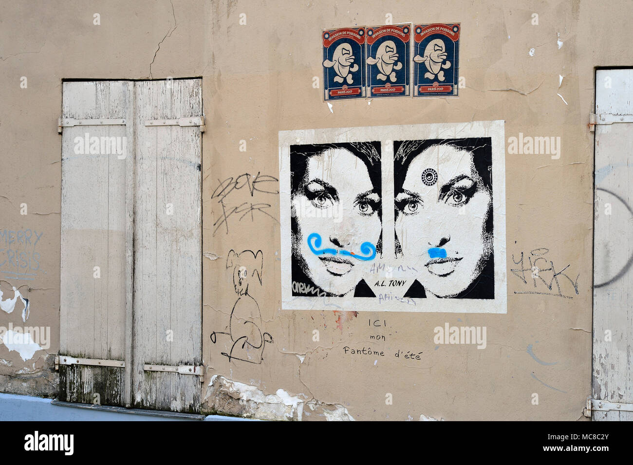 Posters Street Art sur un mur - scène de rue - Paris - France Banque D'Images