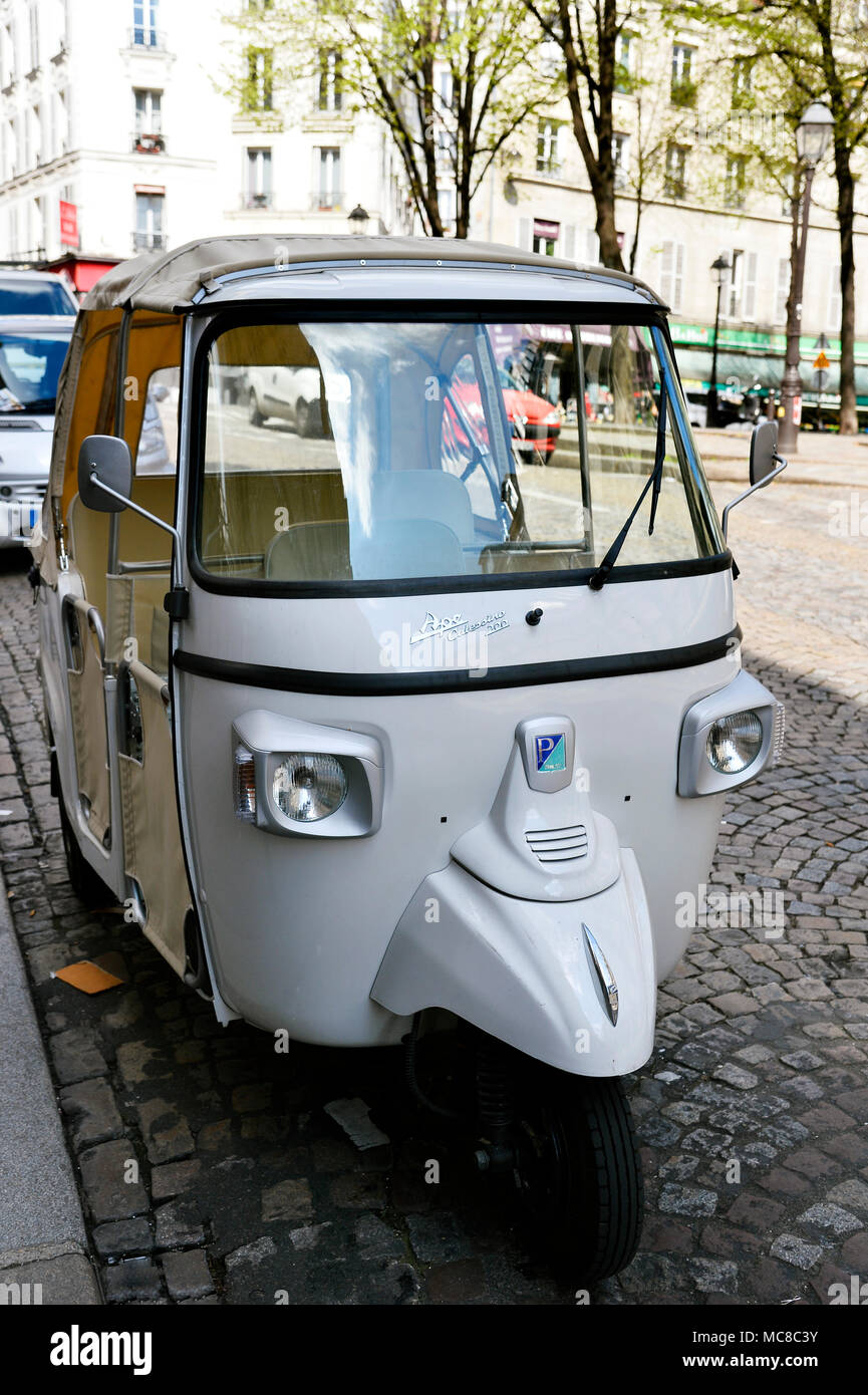 Vintage Piaggio Vespa 3 roues - scène de rue - Paris - France Banque D'Images