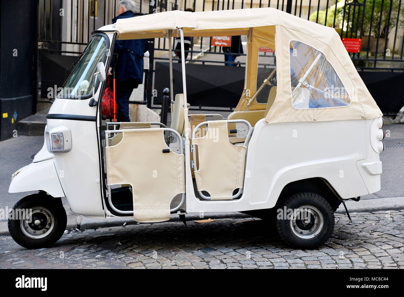 Vintage Piaggio Vespa 3 roues - scène de rue - Paris - France Banque D'Images