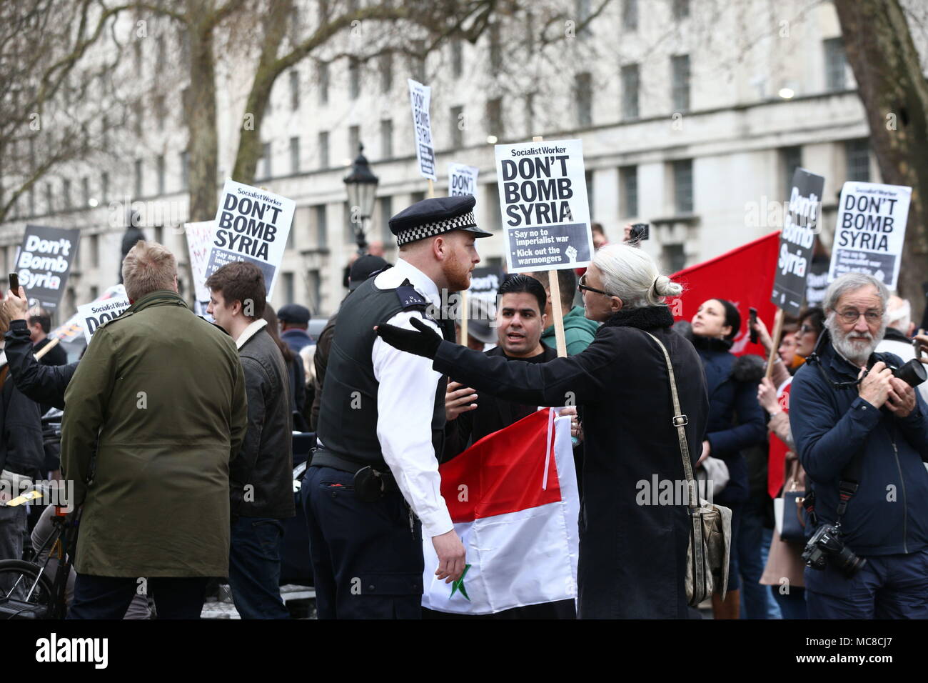 Une protestation de Coalition contre la guerre à Whitehall, à l'extérieur de 10 Downing Street à Londres, après le travail MP Emma Dent Coad a remis une lettre à Downing Street en exhortant Theresa n'est pas d'intervenir militairement en Syrie. Banque D'Images