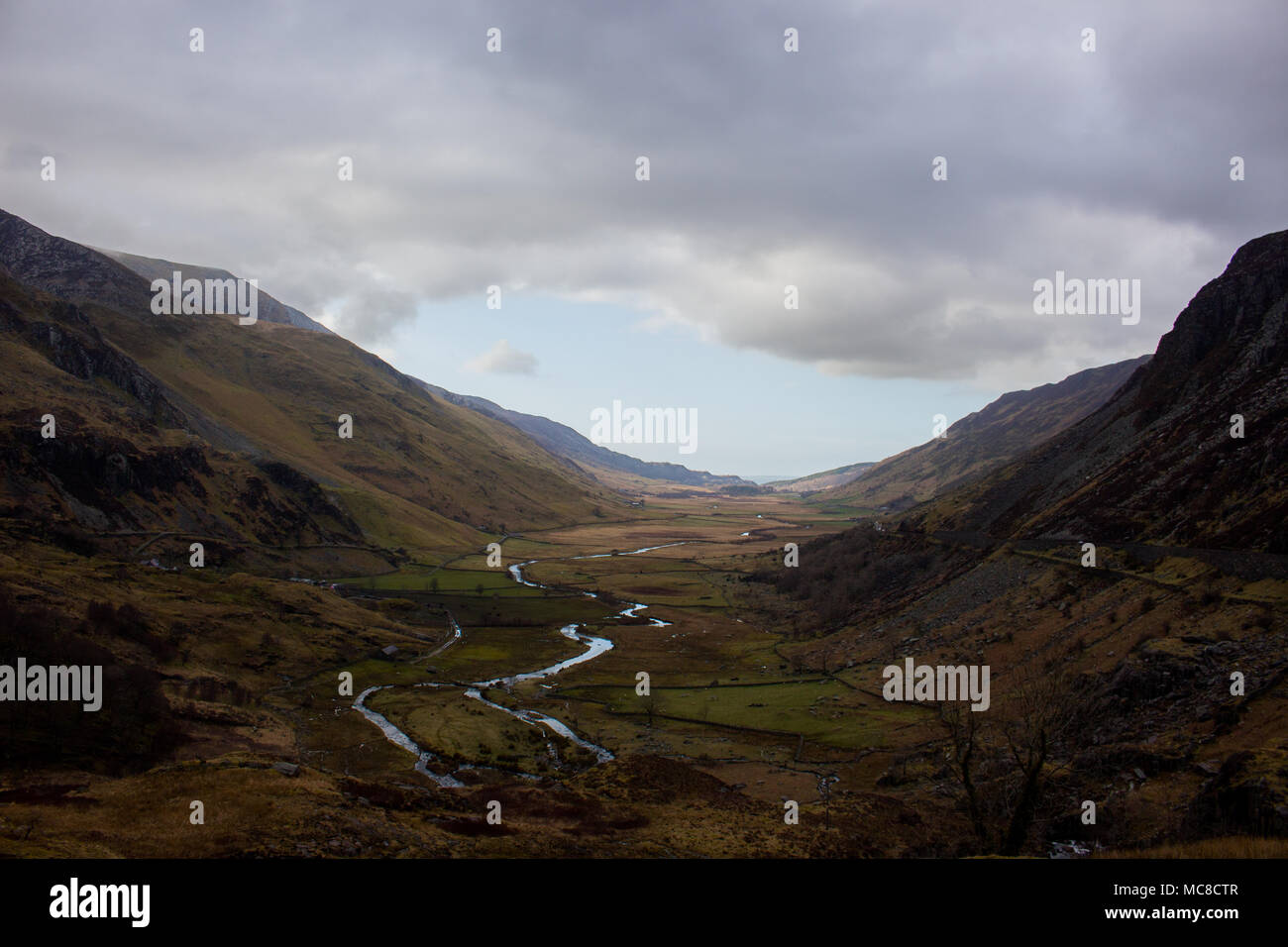 Paysage de Snowdonia d'une superbe vallée avec un ruisseau se balançant dans le centre. Banque D'Images