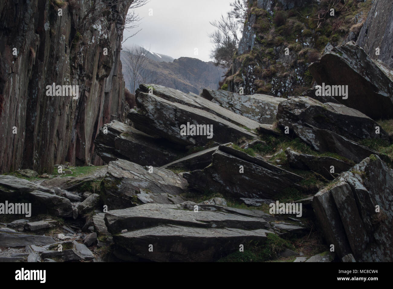 Le snowdonia mountain dans une petite vallée avec de grands blocs d'ardoise de l'extrusion. Banque D'Images