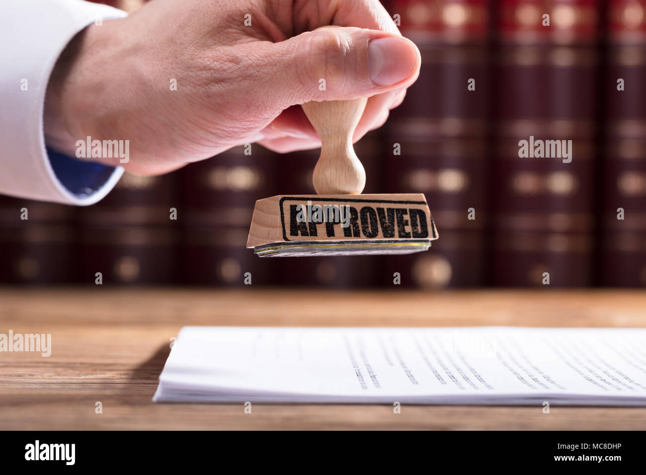 Close-up d'une part de l'approbation du juge d'audience en forme du contrat Banque D'Images