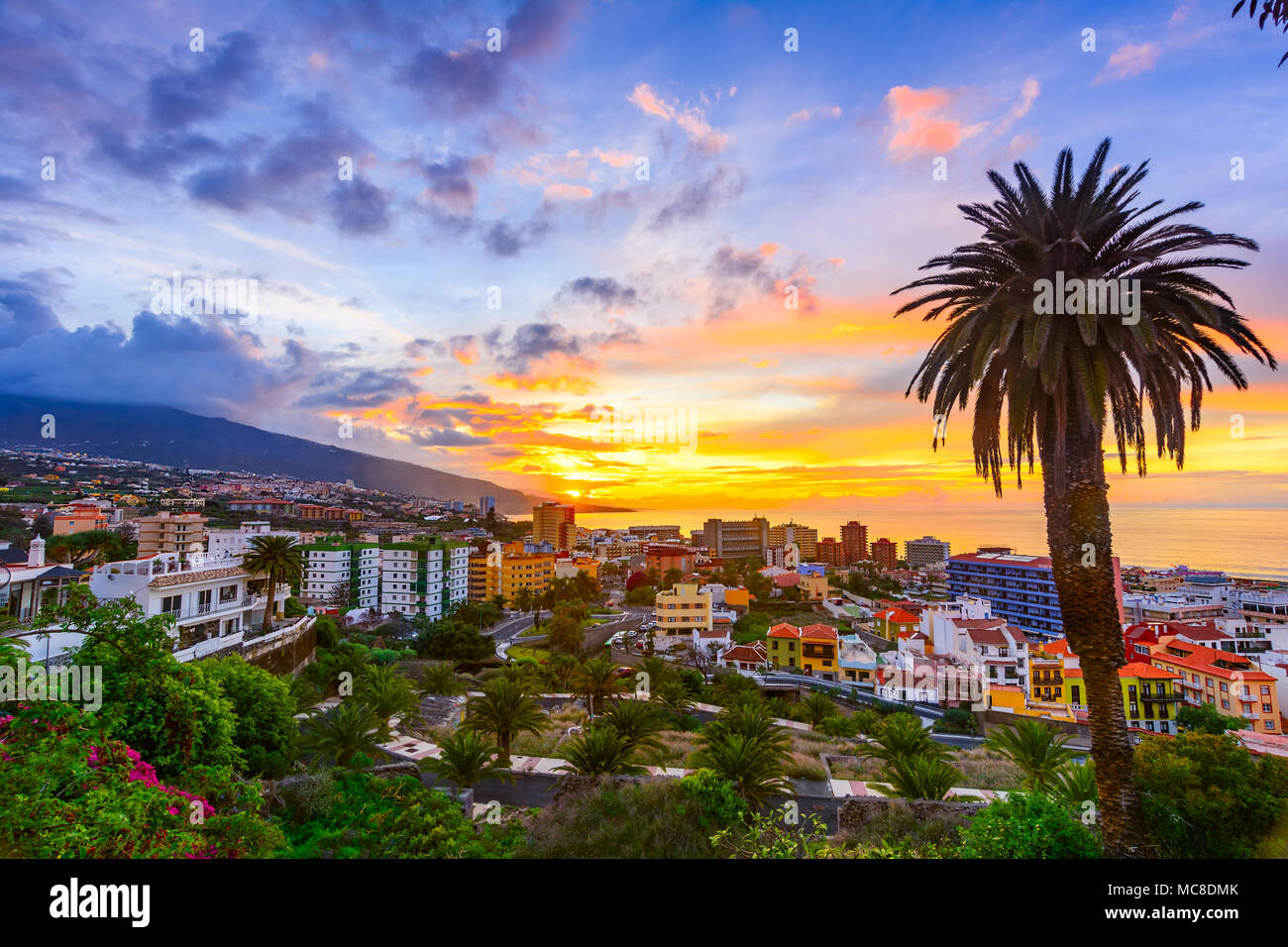 Puerto de la Cruz, Tenerife, Canaries, Espagne : Sceninc sur la ville à l'heure du coucher de soleil. Banque D'Images