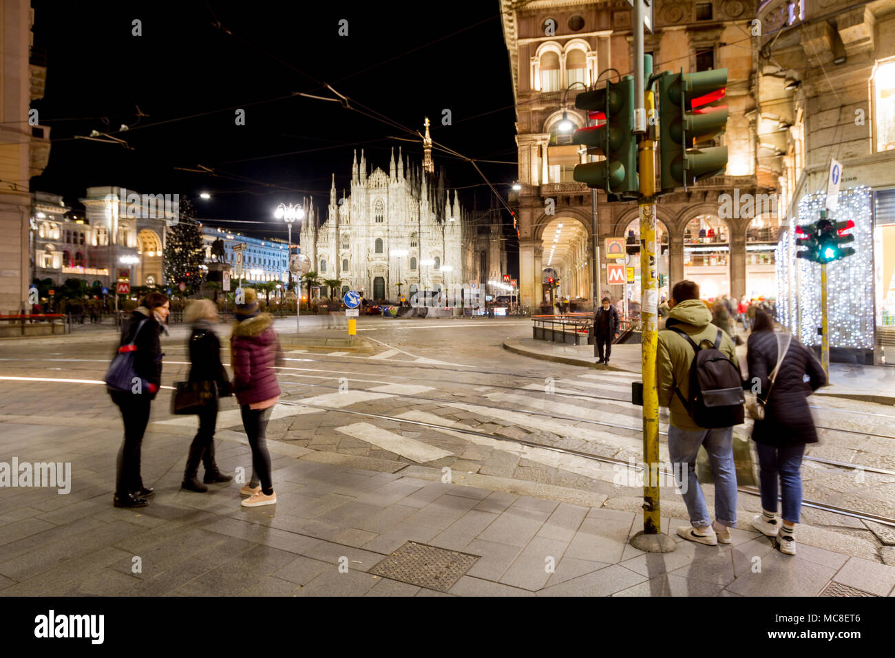 Milan, Novembre 2017 : feu de circulation sur la place principale de la  capitale de la mode et de la création du monde, le novembre 2017 à Milan,  Italie Photo Stock - Alamy