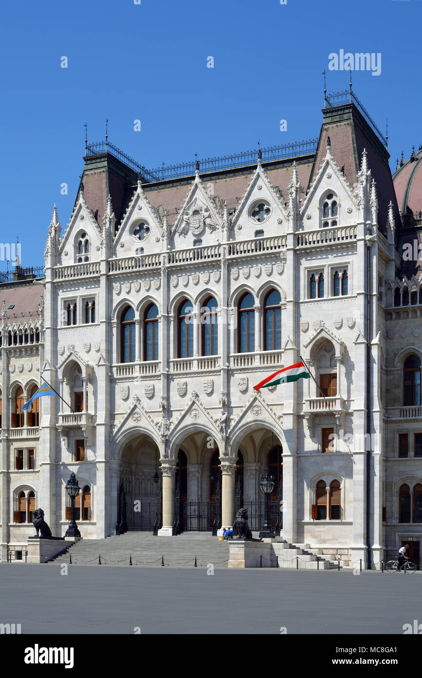 Portail principal de l'édifice du parlement hongrois dans la capitale Budapest - Hongrie. Banque D'Images