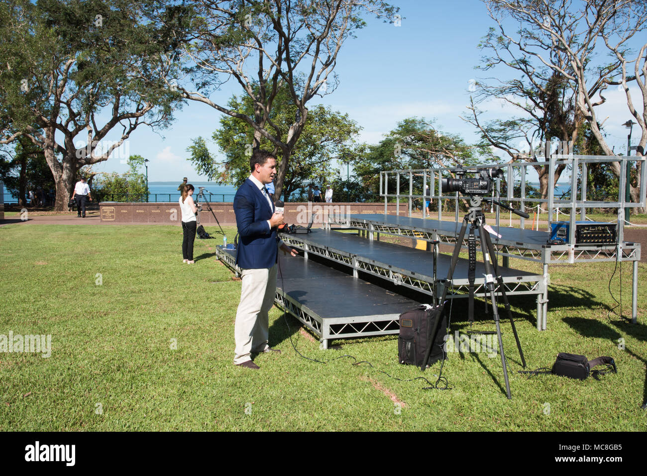 Australia-April,Darwin NT,10,2018 : News reporter dans l'enregistrement de profil en videocamera au Parc du Bicentenaire de Darwin, Australie Banque D'Images