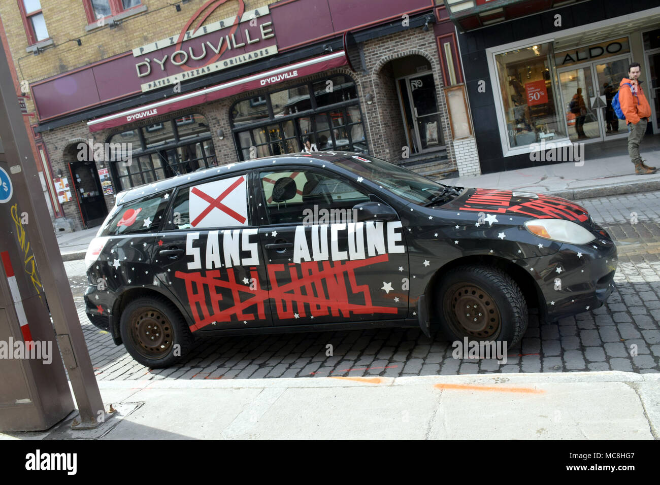 Une voiture sur la rue St Jean dans le Vieux Québec avec les mots sans aucune religion, aucune religion peint sur elle. Banque D'Images