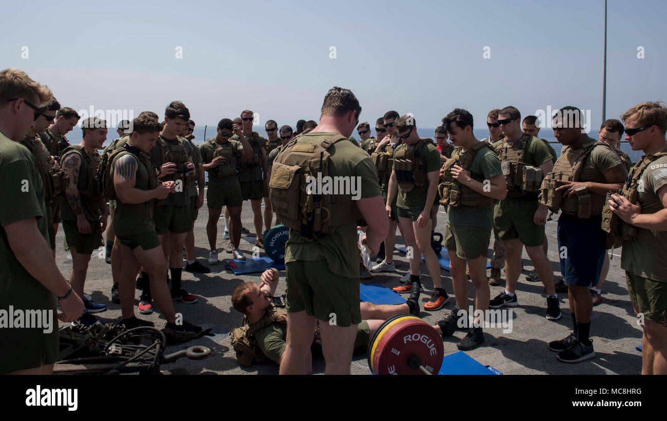 Marins et soldats affectés à la 26e unité expéditionnaire de Marines pour une brève avant de participer à la lutte contre le stress de l'intraveinothérapie formation sur le poste de pilotage de la classe-Harpers Ferry landing ship dock USS Oak Hill (LSD 51) Le 28 mars 2018. Oak Hill, home-porté à Virginia Beach, en Virginie, est en fonction d'un programme de déploiement de la 5e flotte américaine zone d'opérations à l'appui d'opérations de sécurité maritime de rassurer les alliés et partenaires, et de préserver la liberté de navigation et la libre circulation du commerce dans la région. Banque D'Images