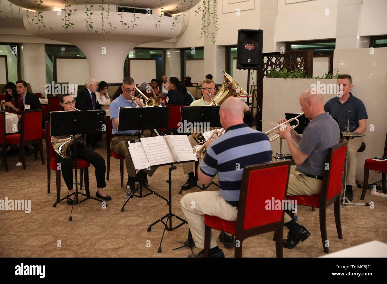 Les membres de l'armée américaine avec la 10e Mountain Division band jouer à un dîner pour le programme d'échange de jeunes dirigeants iraquiens à Bagdad, l'Iraq, le 31 mars 2018. Il faut du temps et de l'investissement afin d'assurer la stabilité régionale et mondiale ; c'est fait par le renforcement des capacités des partenaires. Banque D'Images