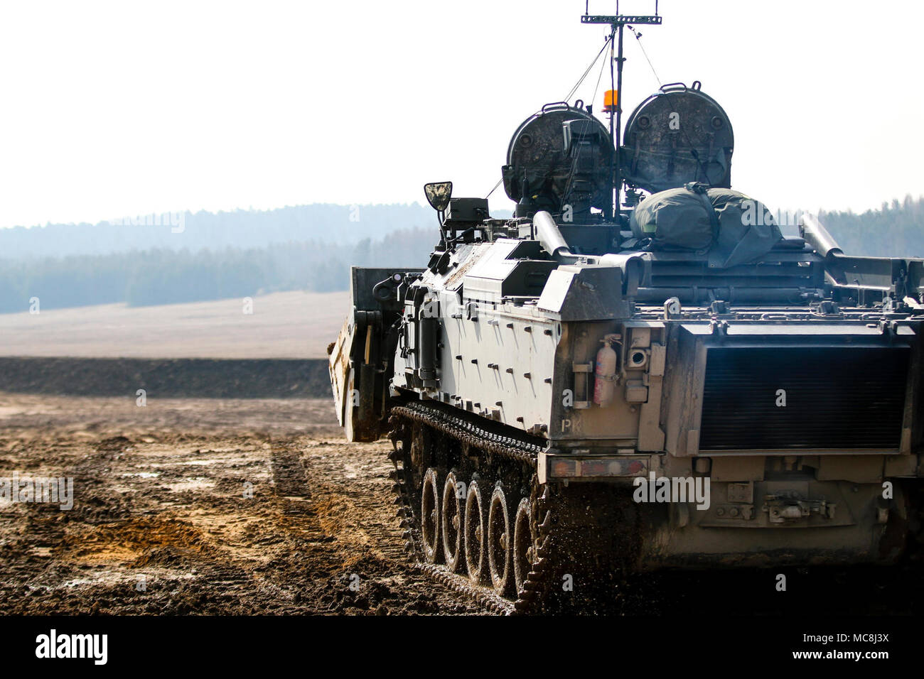 Un "terrier" armored digger du Royaume-Uni est 22e Régiment du génie, 8e Brigade du génie, est commandée à distance au cours d'un exercice de formation conjointe d'équipements multinationales avec l'armée américaine à Grafenwoehr Domaine de formation, l'Allemagne, le 2 avril 2018, en préparation d'une infraction complexe robotique de démonstration de concept. L'infraction complexe robotique Concept comprend l'emploi de la Robotique et Systèmes Autonomes (RAS) dans l'intelligence, de suppression, d'obscurcissement, et de réduction. Banque D'Images