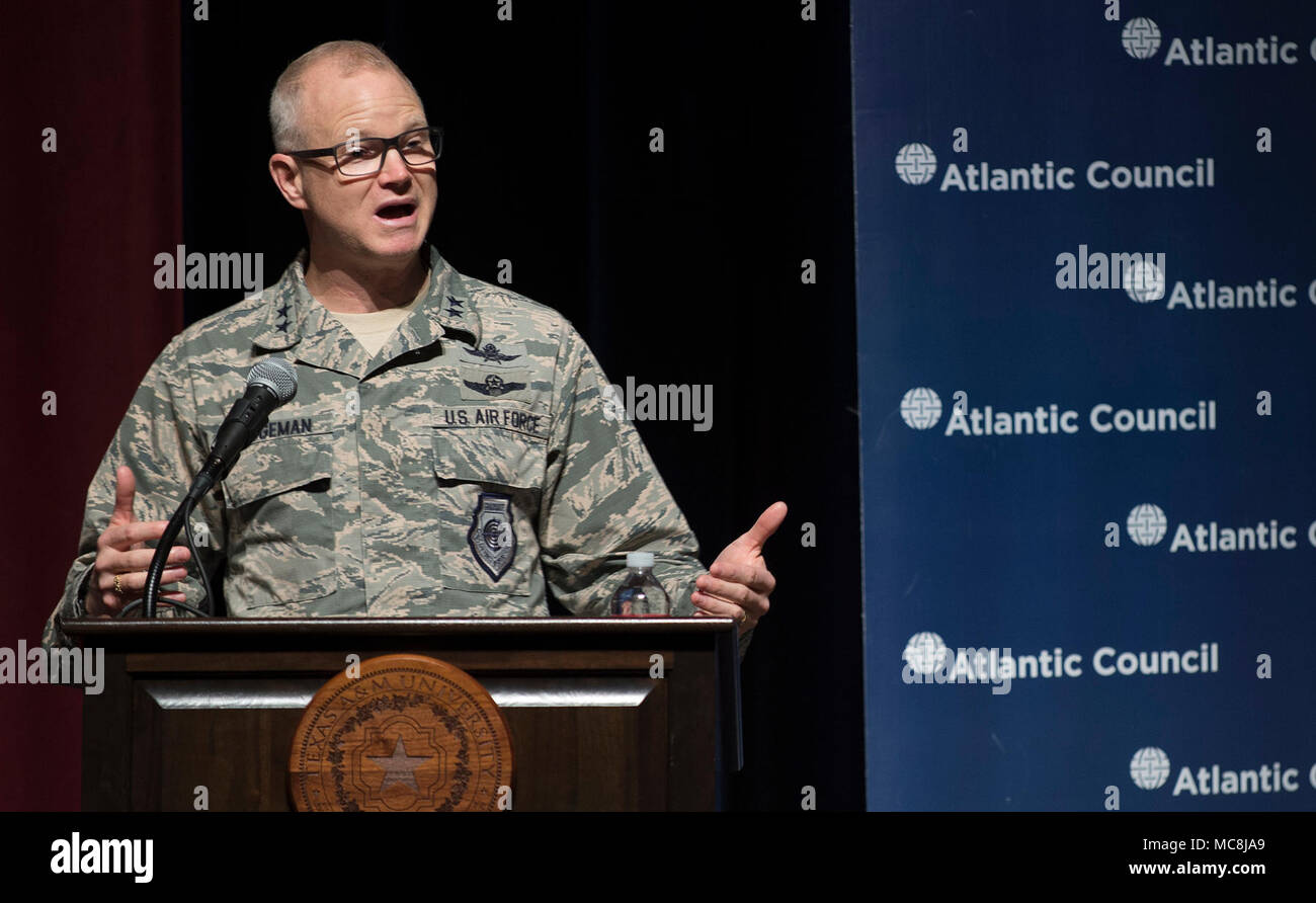 Le major-général Chris Weggeman, commandant des forces de l'air Cyber, fournit des remarques de clôture lors d'une conférence sur la cybersécurité, le 8 février 2018, à la Texas A&M University-San Antonio. Plusieurs experts de l'industrie de la cybersécurité, les décideurs et les intervenants ont également pris la parole au cours de l'événement, qui a été accueilli par le Conseil de l'Atlantique, Victor Pinchuk Foundation et Texas A&M University-San Antonio. "L'expression 'guerre cybernétiques,' pour moi, c'est tout faux," a déclaré, lors de sa Weggeman allocution de clôture. "Il manque un mot. Et le mot est 'cyber' dans la guerre. [C'est la] même avec 'cyber dissuasion.' C'est 'cyber' dans la dissuasion ... Il est tout au sujet de la façon d Banque D'Images