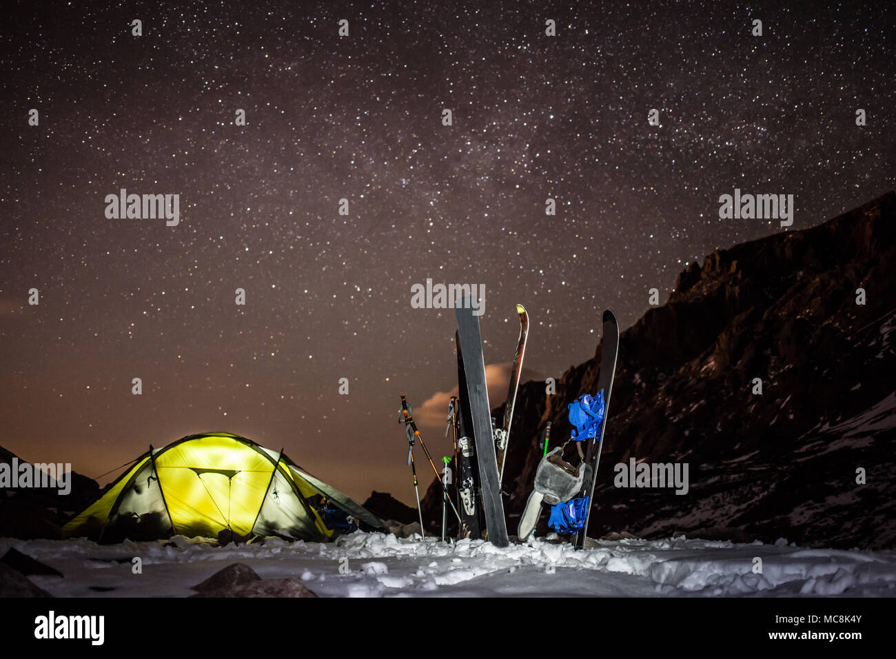 Dans l'arrière-pays, avec des skis et snowbords Bogdanovich au glacier dans les montagnes près de Almaty. Plein d'étoiles du ciel clair et lumineux tente. Banque D'Images