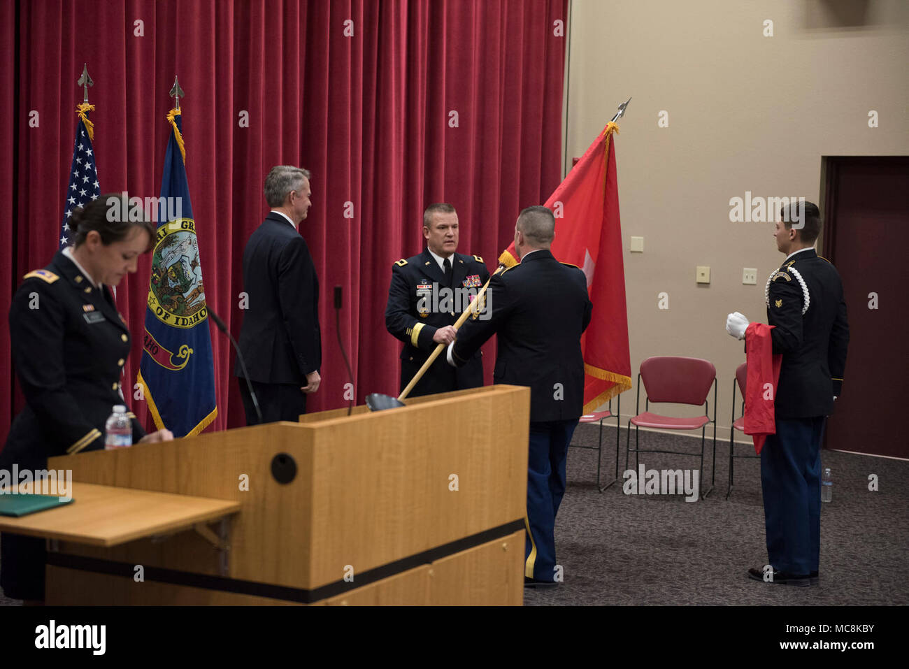 Le général de brigade Farin D. Schwartz est présenté avec son commandement drapeau par son fils, premier sergent Farin C. Schwartz, 29 mars 2018 à Gowen Field, Boise, Idaho. Général Schwartz est le commandant de la Garde nationale de l'Idaho ainsi que les membres de l'adjudant sous-General-Army. Banque D'Images