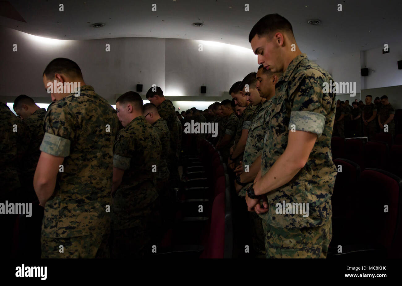 Les Marines américains et les marins baissent la tête dans la prière pour le 2e Bataillon, 8e Régiment de Marines's 78e couleurs bataille Cérémonie commémorative sur Camp Schwab, Okinawa, Japon, le 30 mars 2018. Au cours de la cérémonie, Marines reconsacré leur bataille couleurs pour saluer les réalisations antérieures et hâte de réalisations futures. Marines avec 2/8 sont joints à la 3e Division de marines dans le cadre du programme de déploiement de l'unité à Okinawa, Japon. Banque D'Images