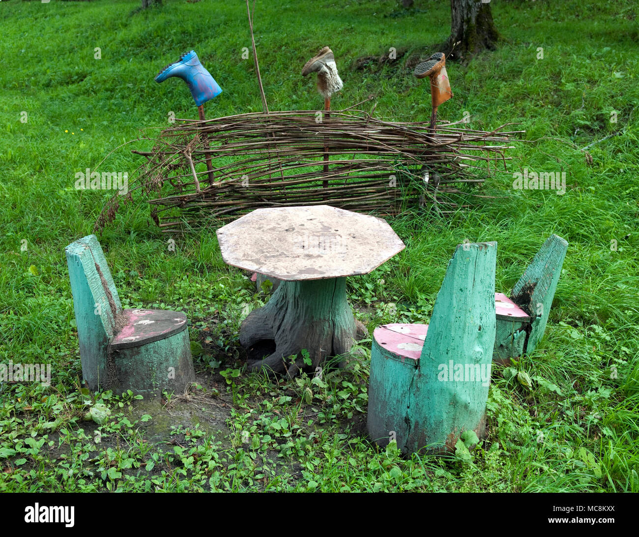 Table et chaises faites des souches et des matériaux naturels Banque D'Images